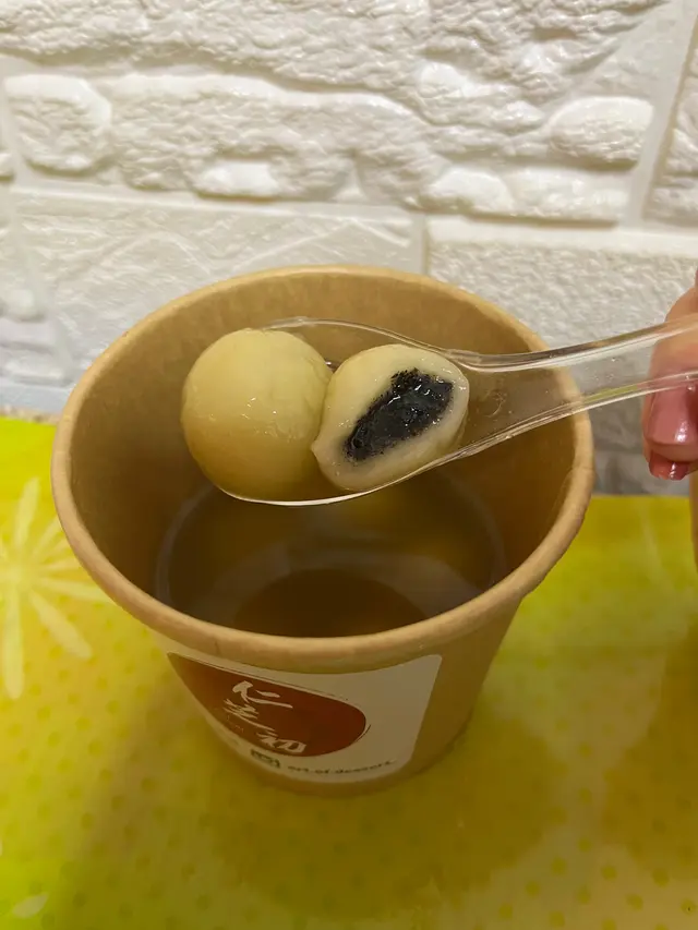 湯圓外皮好Q彈 食落口感煙煙韌韌 做到皮薄餡多嘅效果 入面包住滿滿香濃嘅黑芝麻 而薑湯幾重薑味 可以另加配料番薯🍠令甜味中和返薑嘅辣味😋