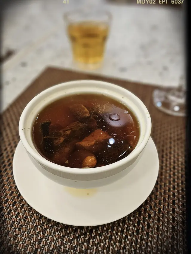 羊肚菌姬松茸燉竹絲雞湯