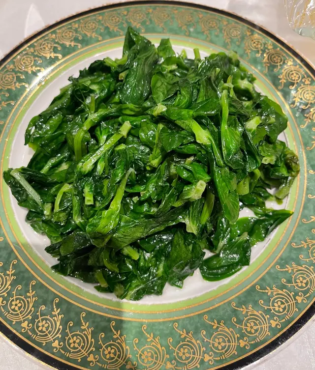 雞油炒豆苗，非常香口嫩滑，但唔油膩