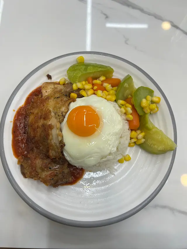 雞扒煎得好香又好大塊,啲肉燥先係精華。