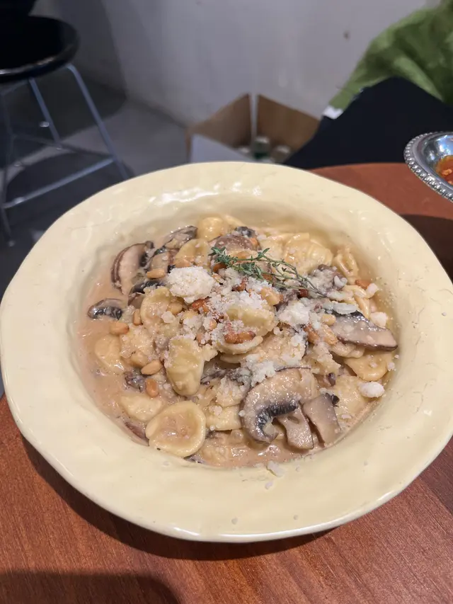 一上枱已經聞到好香松露味👃🏻 醬汁煮得好濃郁 香濃嘅忌廉帶有松露嘅香味 份量啱啱好 食落唔會覺得太膩 特別欣賞貓耳朵煮到軟硬度啱啱好‼️食落口感好煙靭 好掛汁 配埋大量大啡菇同果仁加入咗唔口感 整體唔會單調✨