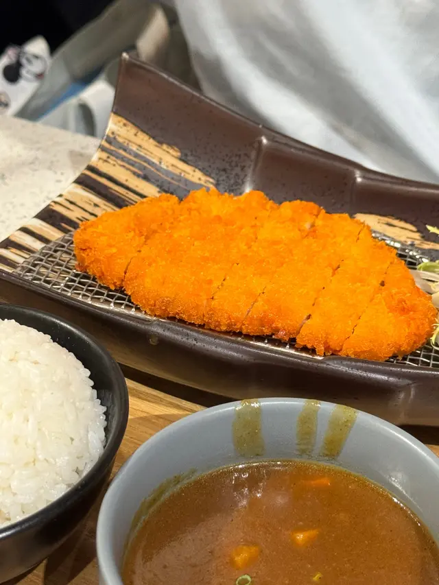 他們的咖哩有像家𥚃自家製的!!甘口濃郁 還有顆粒感~
吉列豬扒 炸皮偏薄(贊)內軟軟~ 一定要沾咖哩 更贊!!
(咖哩𥚃還有不少的薯仔🥔粒~默默的吃🤫