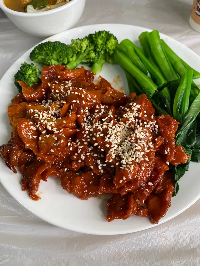 素叉燒，冬陰功素湯，是日糖水$55（全包，沒有+1手續費）。擺盤精美，少有泰國菜素食，店內有佛祖菩薩供奉，有觀世音菩薩店內加持保佑。泰國姐姐親切有禮🙌🙌🙌做工細緻的家庭菜式🤗🤗雖然有部份都係買貨⋯⋯但係都好用心做，味道不會太重不會太油，可以接受，食咗都唔頸渴😜😜😜麗姐廚房第一，鄭詩姐第二