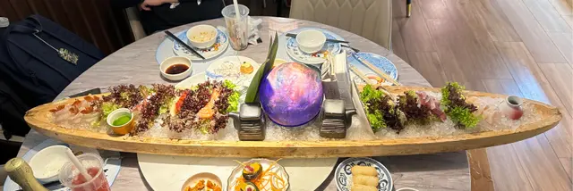 由刺身開始食，另外有各種小食、雞煲、火鍋！