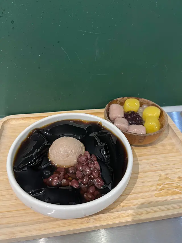 芋泥嫩仙草盛盤