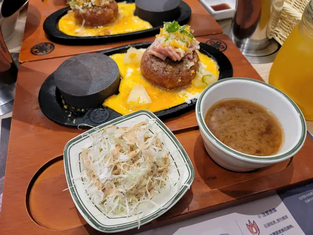 菠蘿煙肉和牛漢堡扒(中)