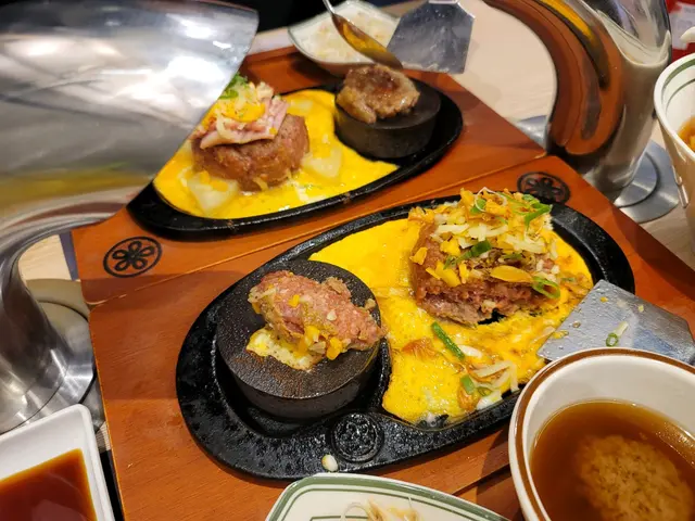 菠蘿煙肉和牛漢堡扒(中)、芝士蛋蒜和牛漢堡扒(中)
