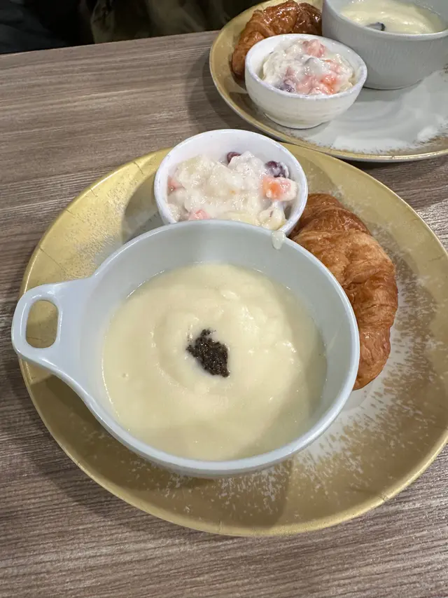 跟餐嘅湯、包、沙律