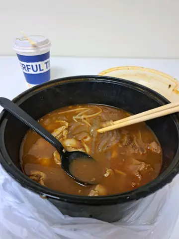 猪颈肉+牛腩+番茄牛骨汤红薯粉，热奶茶