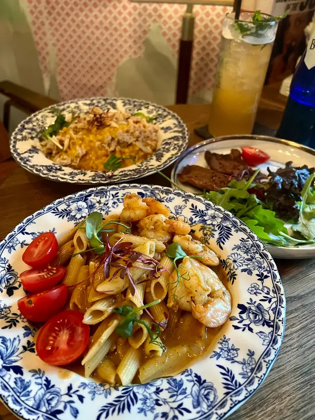 喇沙龍蝦汁配大蝦長通粉,啱晒我哋嗜辣者,好特別嘅係佢用喇沙汁去配長通粉,都係第一次食,配搭出嚟又出奇地夾,好鍾意。