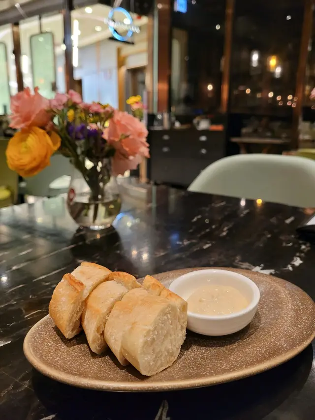 麵包配自家製銀魚柳蛋黃醬