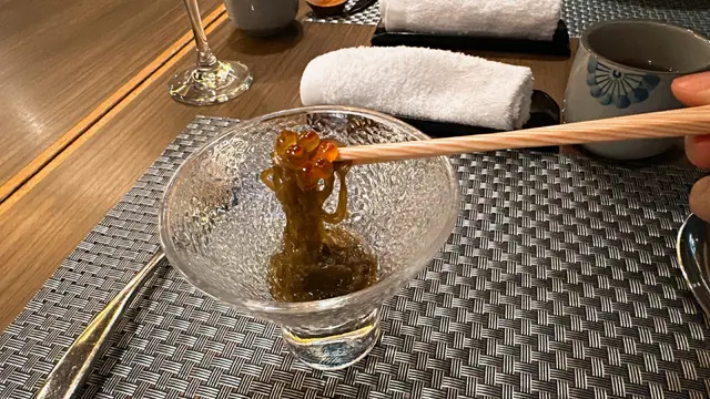 海雲入口滑溜,有點爽口,連醋一起吃下口感清涼,酸醋汁酸得開胃,加上晶瑩剔透嘅三文魚籽,味道更鮮香。