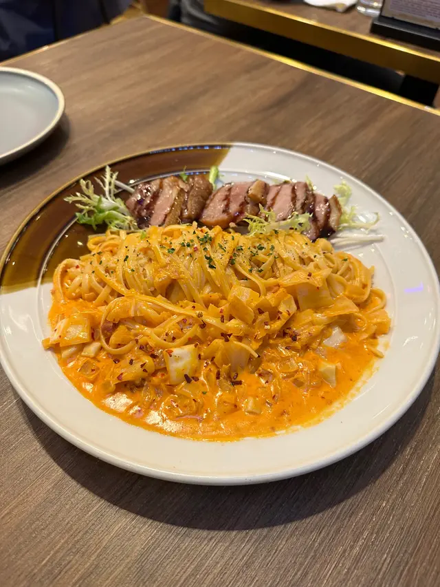 煙燻鴨胸泡菜卡邦尼意粉