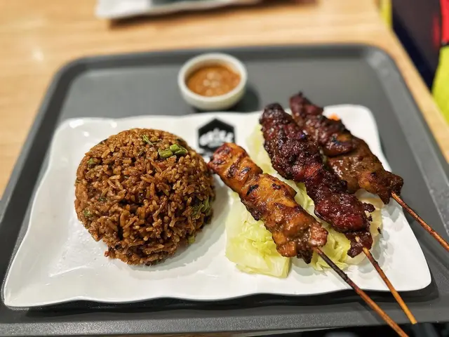 泰式串燒配炒飯及雜菜