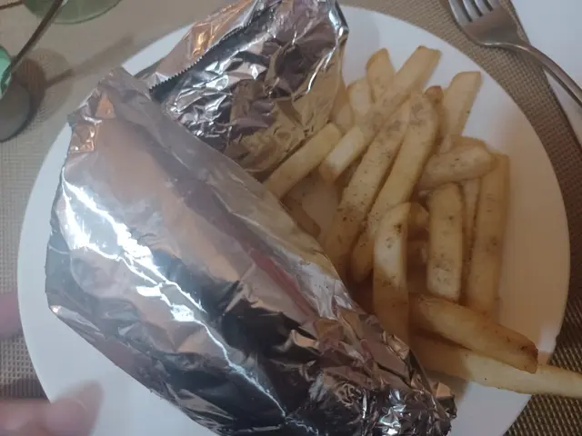 點咗個印式無骨烤雞肉卷配薯條餐。價錢$56。個烤雞肉好嫩。混入雜菜沙律。好味。加點少許青咖哩汁。好滋味。個薯條好美味。杯冰檸檬茶好冰凍。價錢公道。間餐廳橫裝好重印度風味。