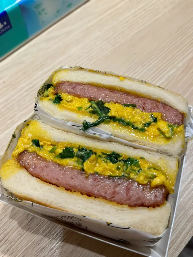 招牌芫荽餐肉滑蛋三文治 