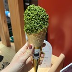 呢款甜品係綠茶同栗子融合而成 店員會先將紅豆蓉 檸檬醬 蛋糕 同雲呢拿雪糕放喺甜筒入面 再唧上抹茶栗子🌰最後加入金箔作點綴✨
-
味道嚟講 呢款甜品絕對係多重口感‼️面頭嘅抹茶栗子入口細滑 微甜不膩 食落有濃郁嘅栗子香味 後帶抹茶甘香✅ 不過 整體抹茶味唔算好濃郁🤨 而且抹茶栗子份量較少🥲 下面嘅雲呢拿雪糕正常水準 唔算好軟滑 似冰感嗰種 但奶香味突出 食到底仲有抹茶糖漿蛋糕🍰 每層都有豐富嘅口感‼️ 整體味道唔會好甜 香港$78嚟講同日本價錢唔差得遠 值得一試👍🏻