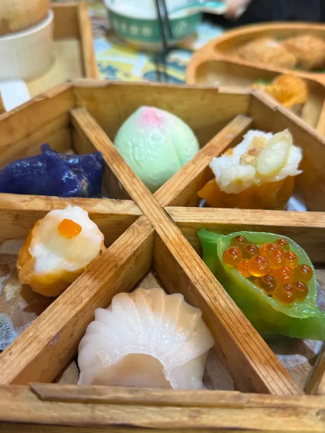 點一份 就有六款不同的點心🥧可以試😌CP 值真的爆燈!!
有燒賣又有蝦餃~ 好~食完呢份 完成✅飲茶🫖要食既 走得🤣
說笑 因為他們其他的都好好吃😋而且更喜歡💞!!
松露野菌晶瑩餃、酸菜魚鳳眼餃、蟹粉菠菜香蝦餃 一定要試
松露香濃 還保留野菌味道;酸菜魚 真的好強!!辣得好過癮;
一粒粒籽們濃郁再加清香的菠菜 好贊好贊(PS蝦餃 蝦大顆 Q 皮薄~🥰