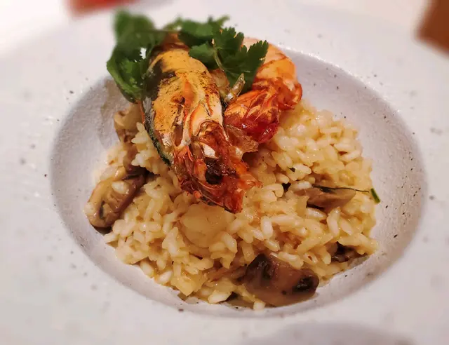 冬蔭公的微辣,以魷魚的鮮味和草菇的清甜中和,使咸、酸、辣得以平衡,味道層次豐富