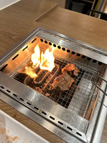 这间源自日本人气烧肉店主打个人烧肉，每个客人都有自己的专属烧烤炉，同时有多款单人套餐，包括日本牛肉，日本猪肉和鸡肉供选择。
这间店最大亮点就是可以自己动手烧烤，即烤即食。而且每款套餐都是百元左右的，相当平宜。
今次选择我最爱的牛五花和猪腩肉，两款肉都肥瘦分明，自己动手可以烧到我自己喜爱的烤度，充满烤肉的香味，可能牛肉的牛脂太多，烧到个烤网著火，下次会好好控制火炉的热度。