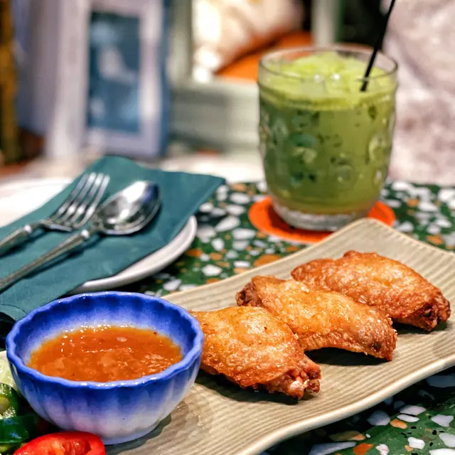 下午茶餐加配咗個小食😝雞中翼炸得金黃香脆，肉質都好嫩滑多汁，沾少少泰式辣醬一齊食別有一番風味！🐥