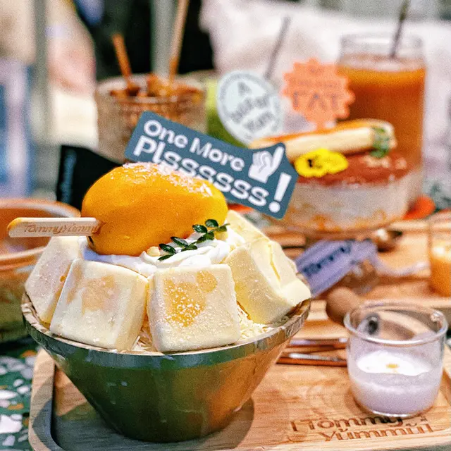 頂部係原個芒果🥭，超香甜！雪花冰外嘅正方體係芒果乳酪冰❄️，入口似雪糕般絲滑🤤，入面係芒果糯米飯嘅體驗，甜甜哋又有糯米飯嘅煙韌感😆真係好特別！🍧
