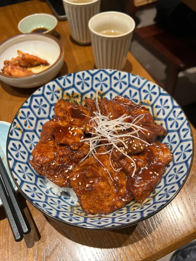 簡單嚟講就係現成味噌煮豚肉,質地同煲湯豬展差唔多,唯一可取之處係啲肉都算多,夠塞飽你,但係你諗下係煲湯豬展🫣