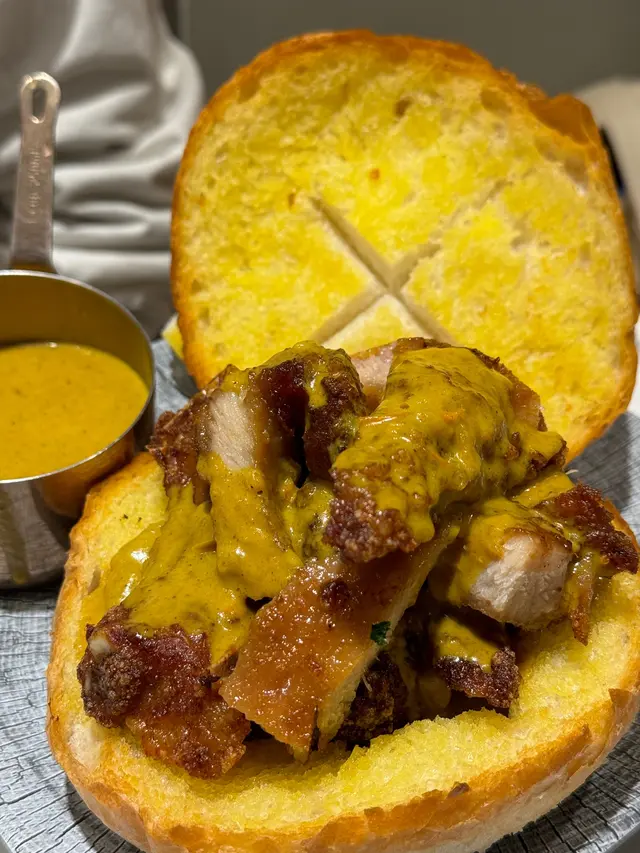 厚切 是厚切耶 可是一咬下去完全不像～～
咬下去是柔軟嫩軟間 卻不鬆 曾炸過 但不油膩 再沾上偏香草的新加坡🇸🇬咖哩
YUM！！然後不得不說他們包的部分 吃起來有像東南亞薄餅 配咖哩一流
（他們真的有夠強～不論肉 還是澱粉 都做的好吃好吃😋