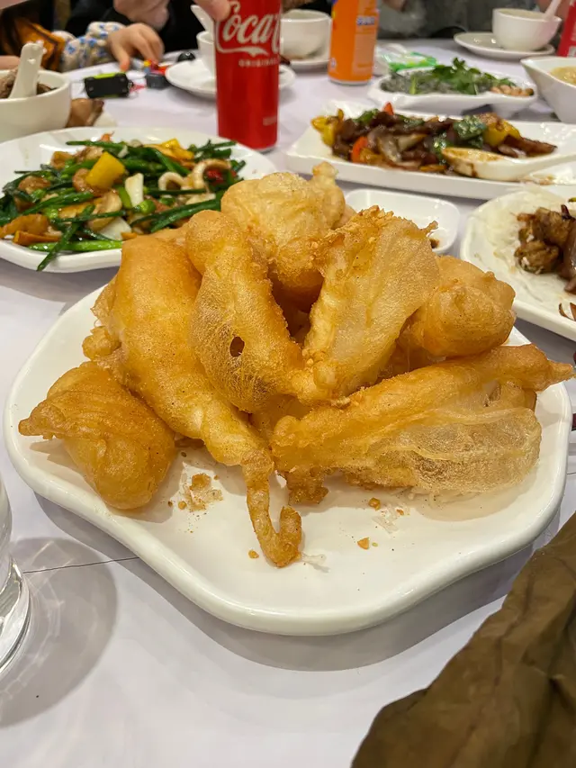 炸得鬆化脆口，魷魚片易咬且很夠椒鹽味