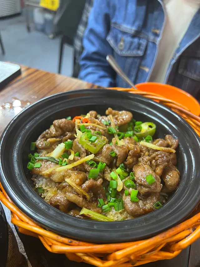 蝦醬豬頸肉煲仔飯