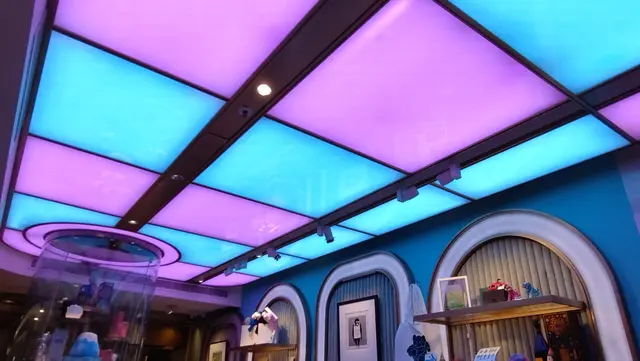 天花板會轉色