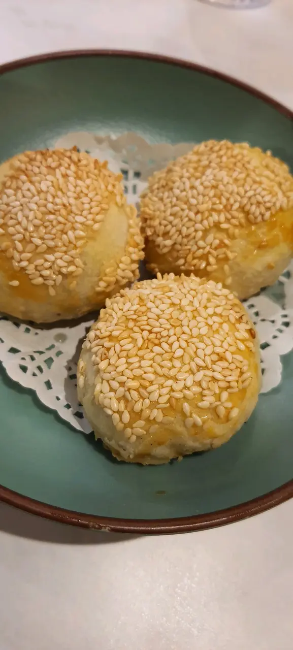 滿滿芝麻香，外皮酥皮鬆化，中間有香葱粒及煙肉粒。