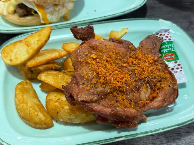 辣味薯皇 +$8配紅豆🫘冰的餐又怎能不點 重點是和雞脾一齊耶～不就是下午茶必點之選嗎？再加了個辣味薯皇 超粗身 就如原顆薯切出來的炸髀 由外部看來 還真以為都被炸乾 可事實是汁有嫩嫩有～他們的紅豆冰 紅豆🫘佔一半 肯定這不會蝕錢😂？