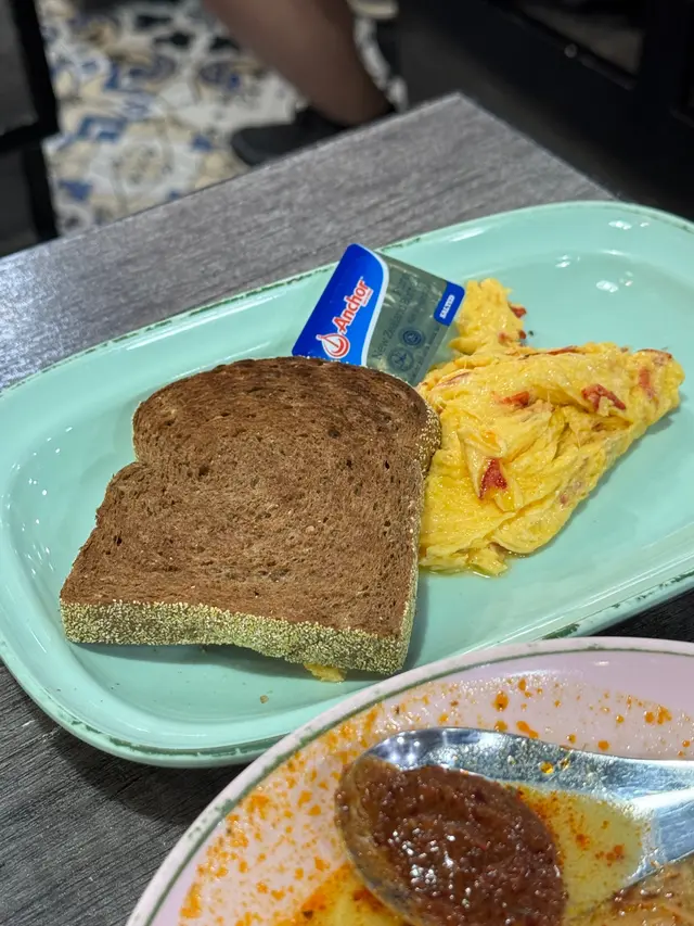 櫻花蝦量還滿多的 而且是奄列 吧 𥚃面還保留蛋汁呢（個人也很喜歡他們的黑糖多士 肚子沒位 也會想繼續吃下去 嘻～