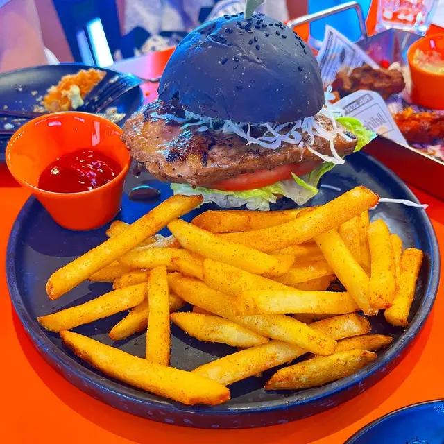 四川醬煎雞扒漢堡配薯條