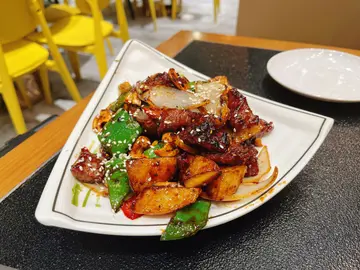 蜜椒薯仔牛柳粒