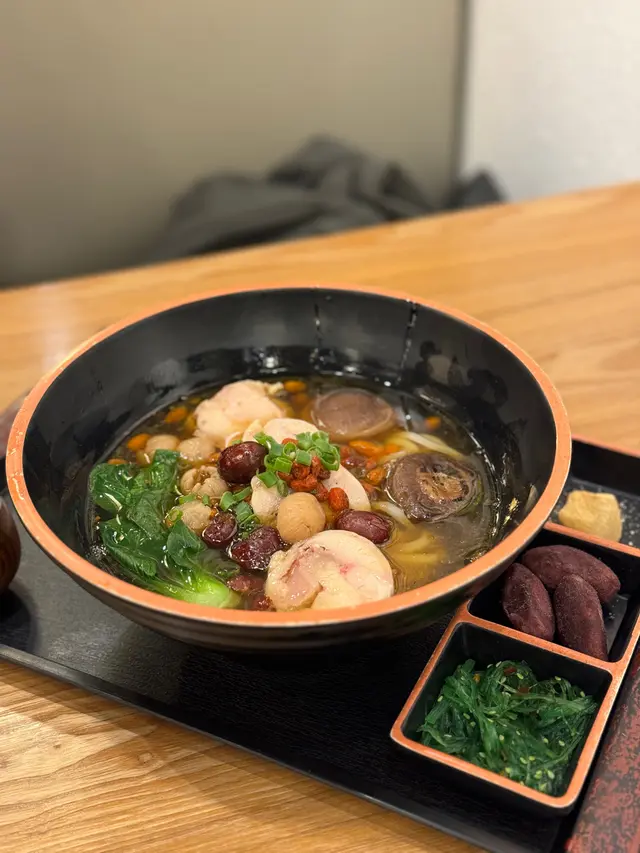 湯底好足料 麻油味香 帶藥膳味但唔苦
花雕酒另上 可以自行按喜好落 我依d酒鬼就梗係落晒啦😆
唔會好咸 仲帶種甜味🤤
雞卷有4件 非常滑溜!無骨淡淡肉