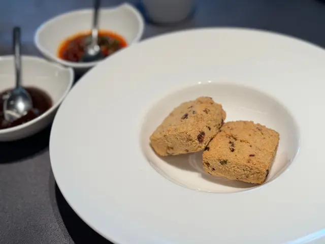 臭豆腐外脆內鹹香味濃郁😋
配上特製醬汁,風味無比!