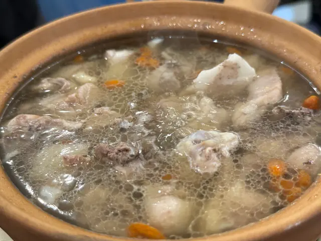 也太大了吧 還要在面前燒窩 上面還淋上一層酒精 用火燒一次
視覺感滿分💯窩𥚃滿滿的雞肉 湯🥣清香的椰子甜香 尾再來淡淡的雞香
還有椰子🥥肉 還第一次喝到這麼重椰子🥥味的湯 而且不腥
大家還能沾他們所付的醋 湯🥣更甜更鮮 雞肉和椰子🥥肉感覺也不同呢～