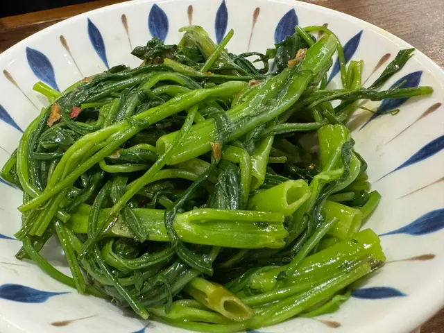 他們的參巴辣蝦醬味在 又不會過辣
大家記得在吃前上下拌好 每片的通菜都沾到汁
通菜都嫩的 特別最好吃的是通菜葉～～要吃～～