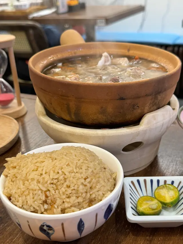 也太大了吧 還要在面前燒窩 上面還淋上一層酒精 用火燒一次
視覺感滿分💯窩𥚃滿滿的雞肉 湯🥣清香的椰子甜香 尾再來淡淡的雞香
還有椰子🥥肉 還第一次喝到這麼重椰子🥥味的湯 而且不腥
大家還能沾他們所付的醋 湯🥣更甜更鮮 雞肉和椰子🥥肉感覺也不同呢～