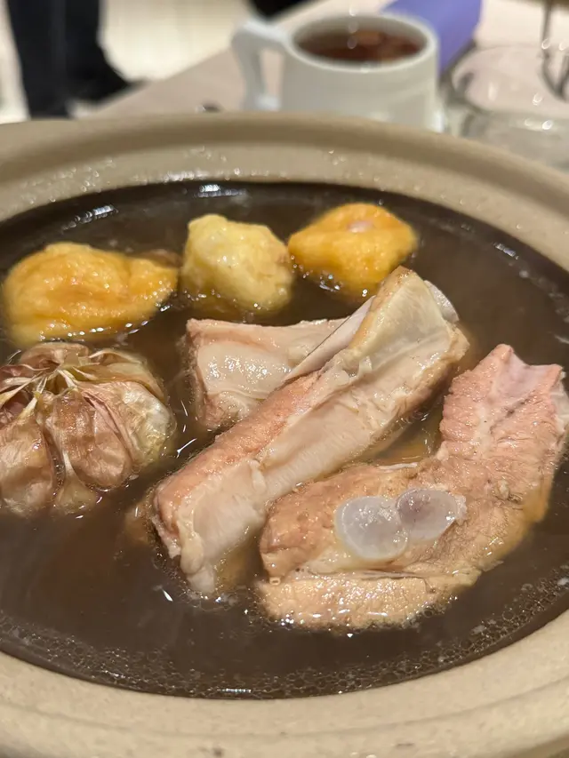 香港🇭🇰一般喝到的 是我們概有印象的馬來西亞🇲🇾版的肉骨茶
而白胡椒口味的 又真的比較少機會吃到喝到 還有油條可沾～吸好湯
肉們已經燉得軟軟 一撕開就肉骨分離～～輕鬆吃～～
不過大家點是要小心點餐 這份明明就只是下午茶🫖
（但到桌時 份量真的大到有點嚇到（真怕吃不光 哈哈😆