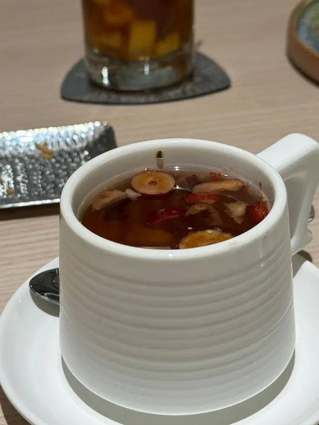 還想不到𥚃面還有玫瑰花🌹要熱熱的喝味道更香
但不得不說用來泡茶的料還滿足的～～清清的 飯後一杯 整個人都舒服～
