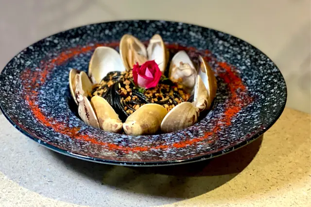 避風塘風味炒蜆墨魚麵