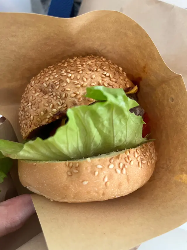 芝士牛肉漢堡🍔
揀咗BBQ 醬汁
食落好juicy ，記得要墊枱食
漢堡包夾左手打牛肉漢堡扒
漢堡扒因為係手打關係，除了厚身，
食落亦充滿肉汁，最緊要唔韌😋

