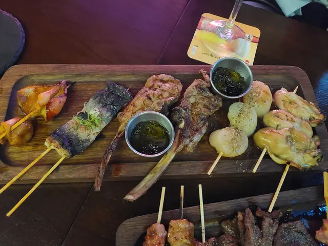 咖哩魷魚串,鹽燒燒白鱔串,燒羊架,牛油半熟帶子,招牌珍寶生蠔串