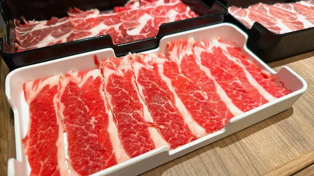 牛頸脊即牛頸與肩胛之間，這個部位運動量較多，所以肉質爽滑有咬口，甘香味濃。