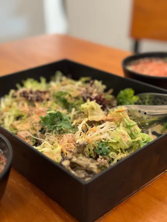 一大盤沙律🥗好多款菜 最特別係有羽衣甘藍🥬好健康🤣