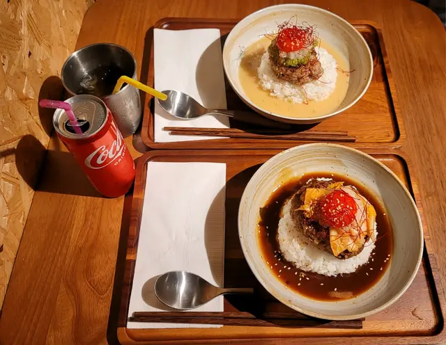 招牌手打和牛漢堡蘭王蛋飯$128、 手打芝士安格斯漢堡蘭王蛋飯$118、 蜂蜜綠茶$5、可口可樂$5