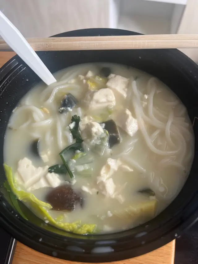 皮蛋芫荽魚片米線